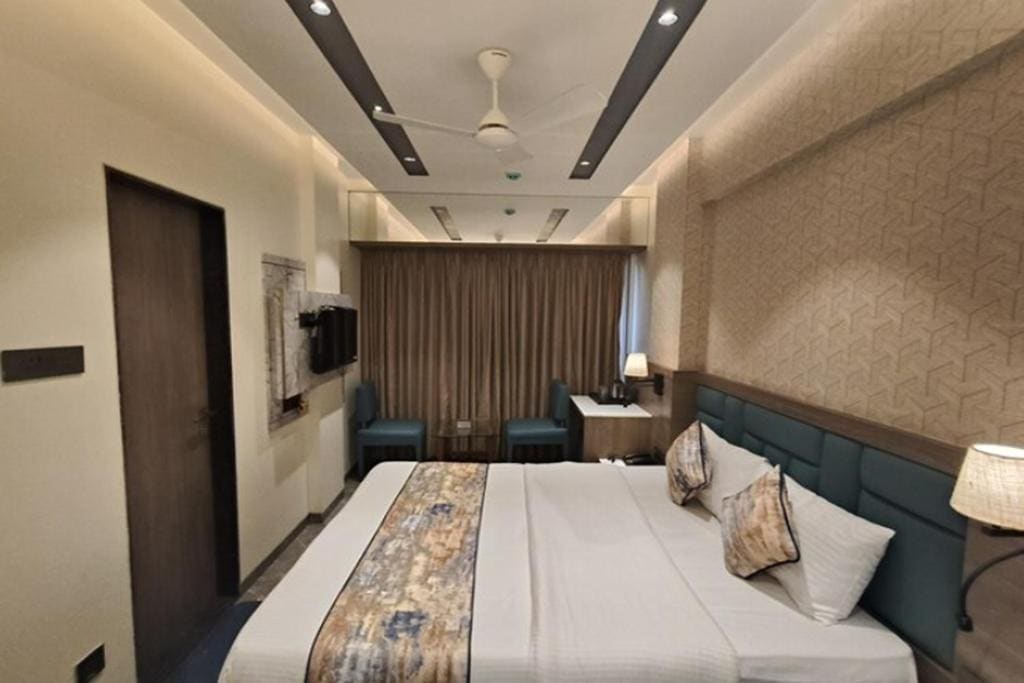 Deluxe Room room - Image 3
