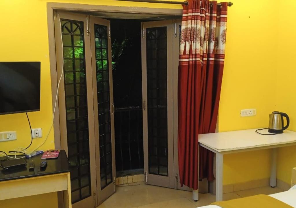 Deluxe Double Room with Balcony room - Image 3