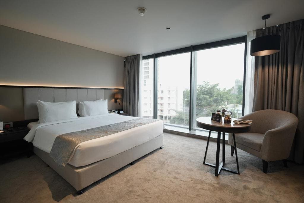 Deluxe King Room with 15% discount on Laundry Services room - Image 1