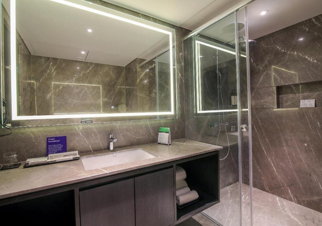 Deluxe King Room with 15% discount on Laundry Services room - Image 2
