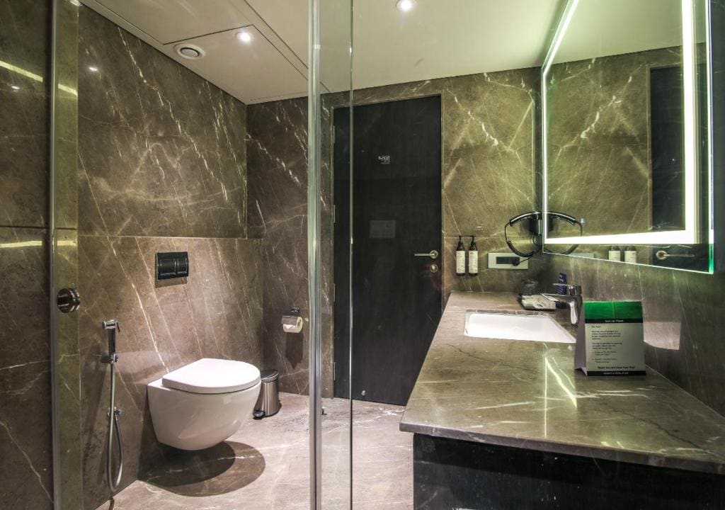 Deluxe King Room with 15% discount on Laundry Services room - Image 3