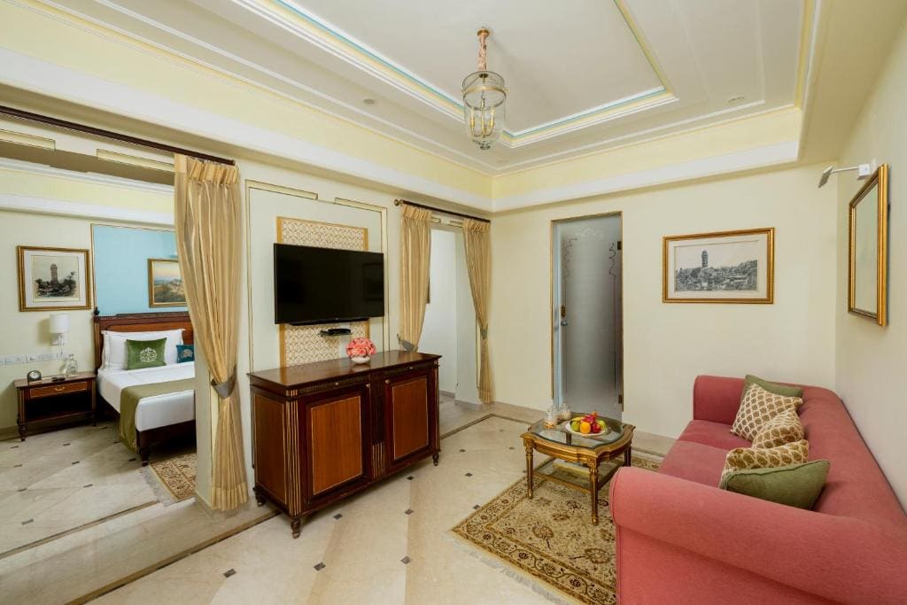 Deluxe Suite Courtyard View room - Image 1