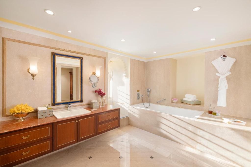 Grand Luxury Suite Courtyard View room - Image 2
