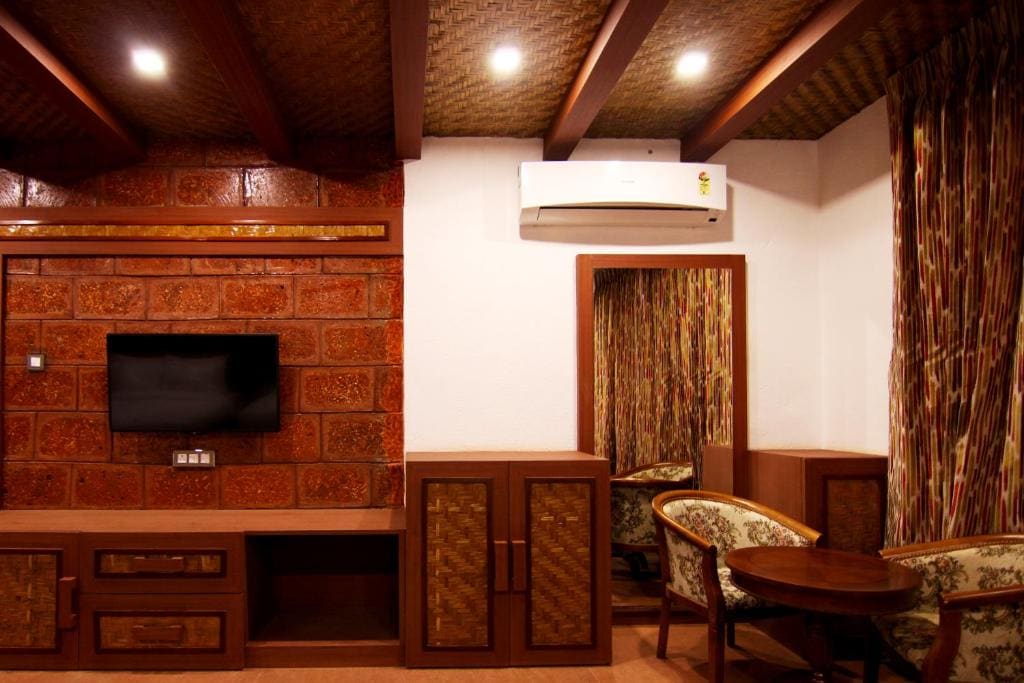 Superior Family Room room - Image 2