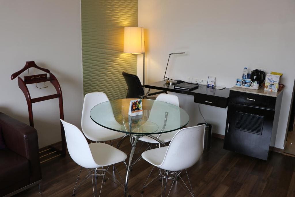 Deluxe Suite room - Image 3