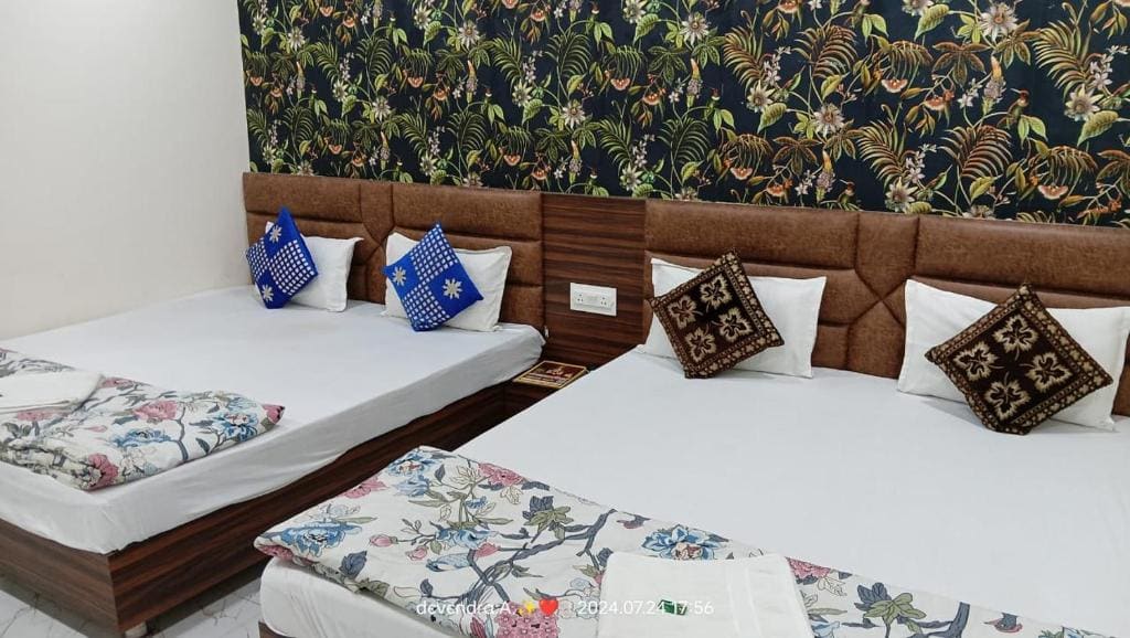 Classic Quadruple Room room - Image 1