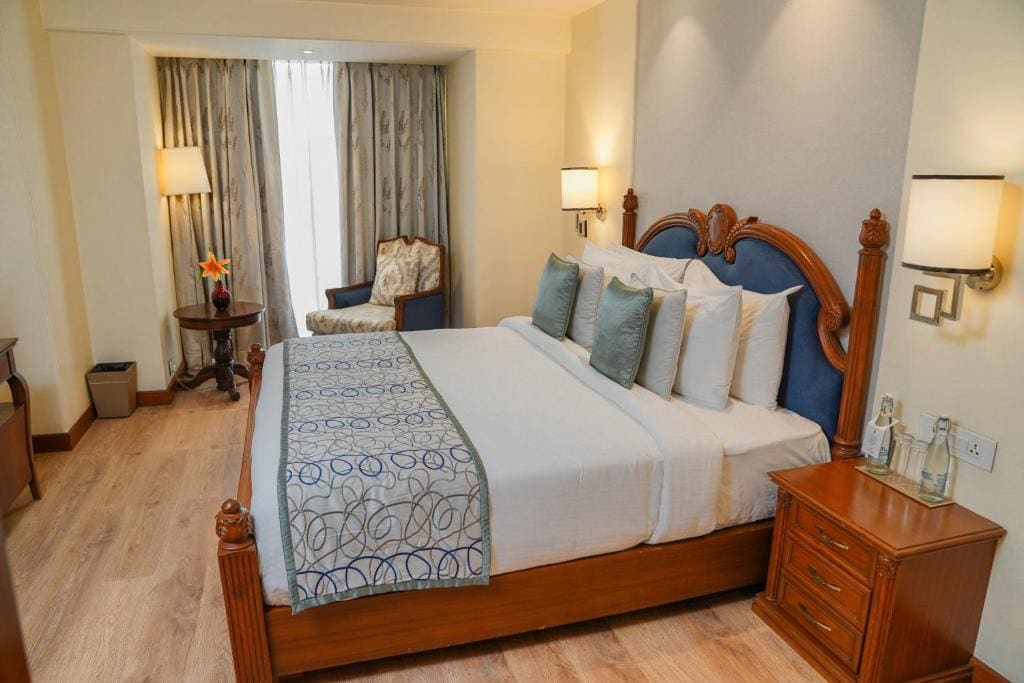 Presidential Suite- One Bed Room With King Size Bed And Living Room. room - Image 1