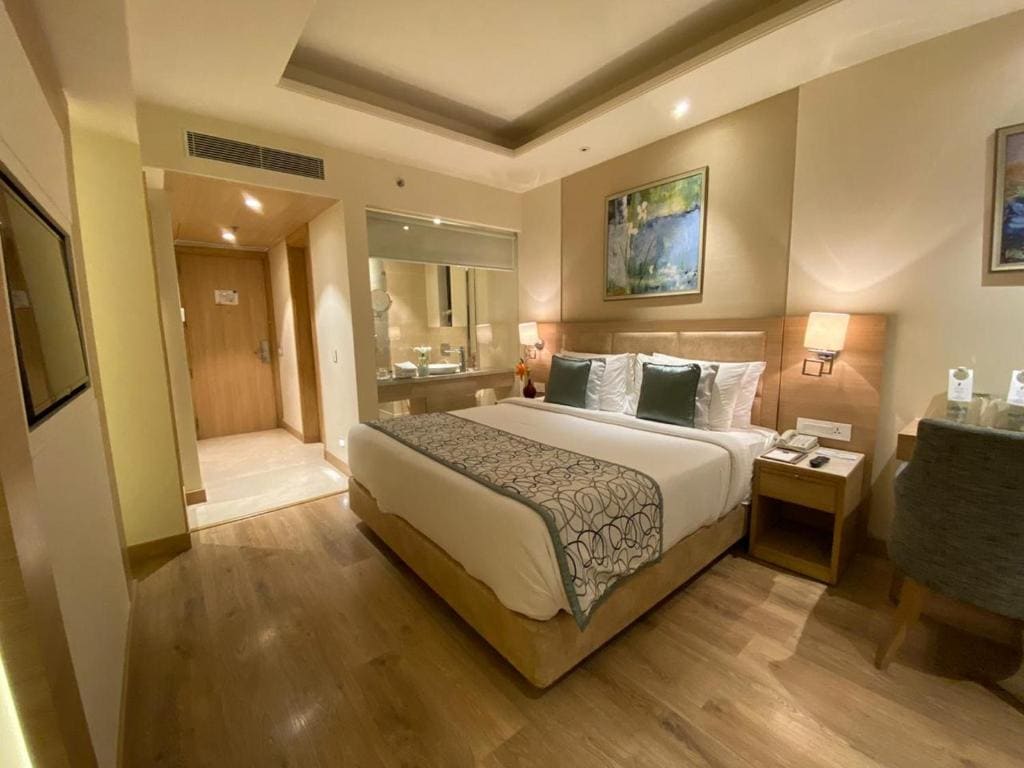 Superior Room -1 king Bed room - Image 2