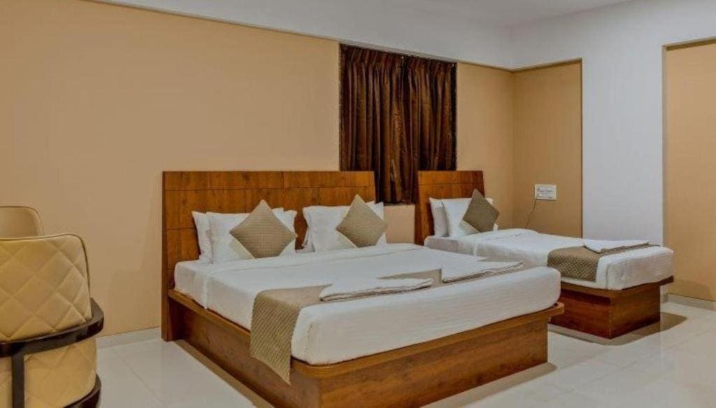 Superior Triple Room room - Image 2