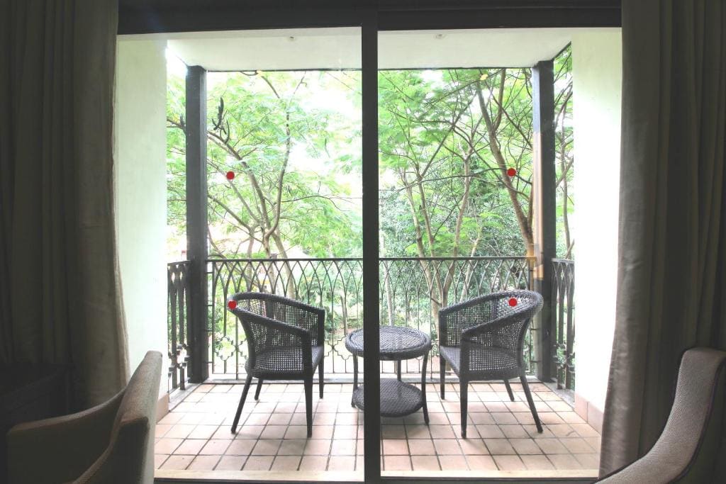 Superior Twin Room with Balcony room - Image 3