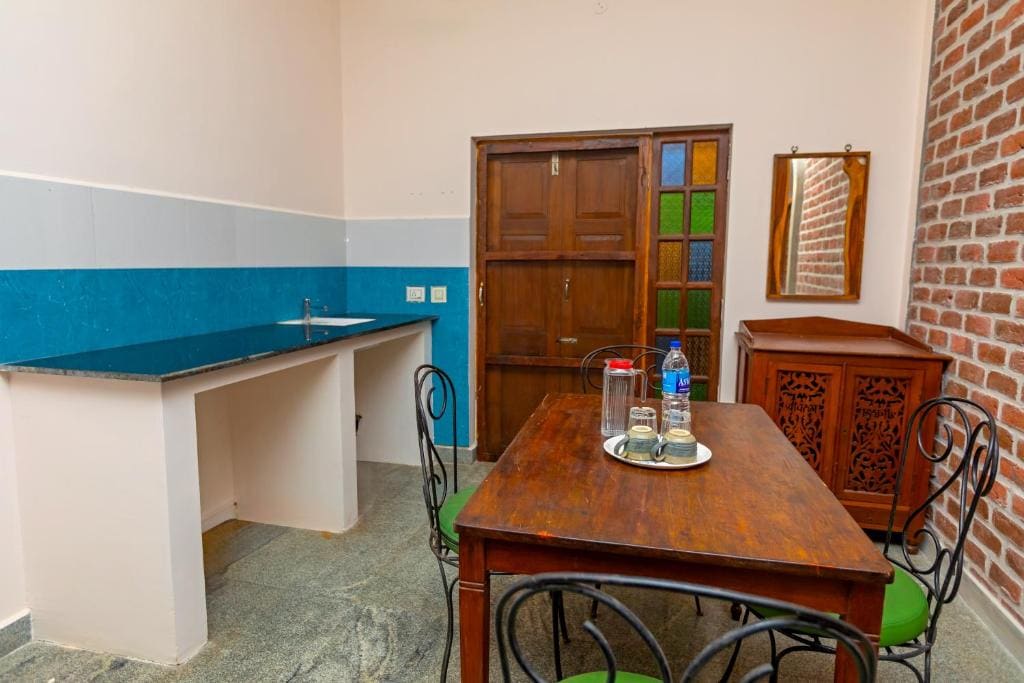 One-Bedroom Apartment room - Image 2