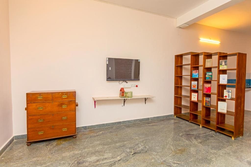 One-Bedroom Apartment room - Image 1