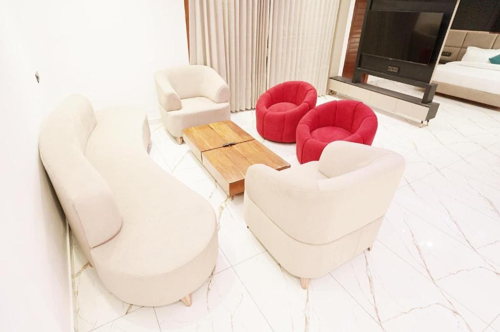 Family Room room - Image 3