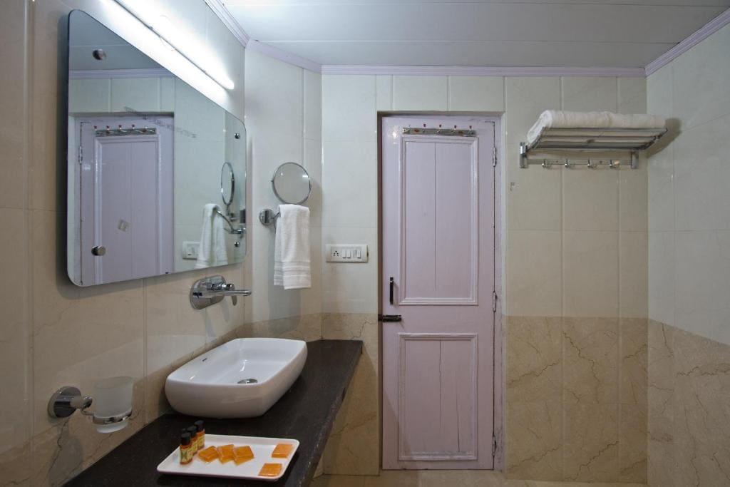 Double Room with Balcony room - Image 2