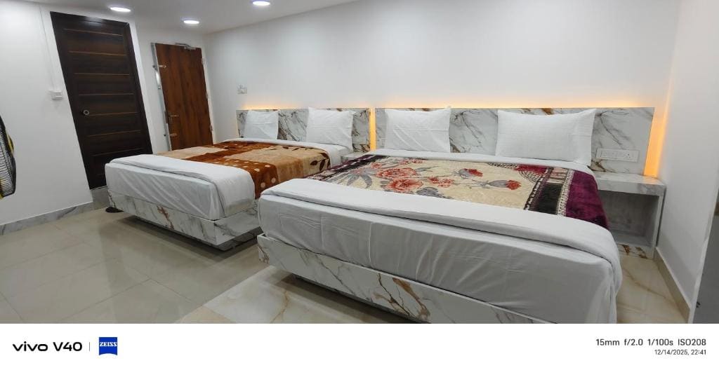 Deluxe Double or Twin Room room - Image 3