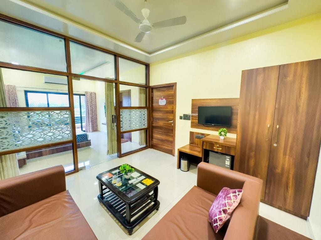 King Studio with Sofa Bed room - Image 3