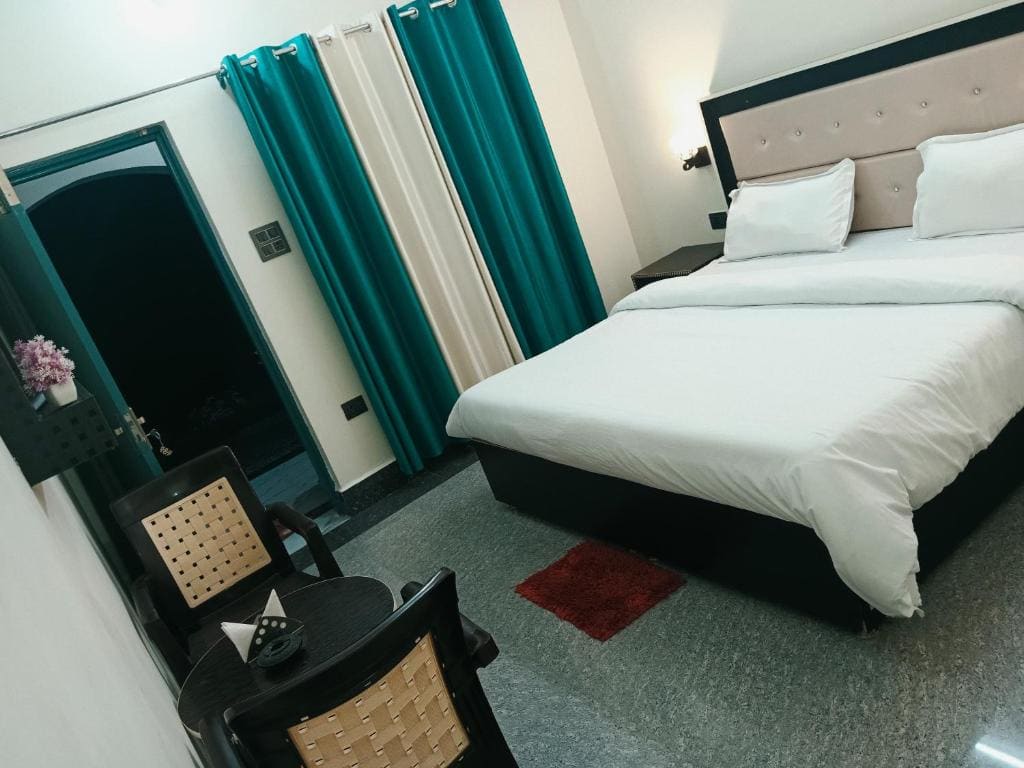 Deluxe Double Room with Bath room - Image 2