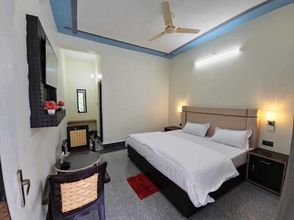 Deluxe Double Room with Bath room - Image 1