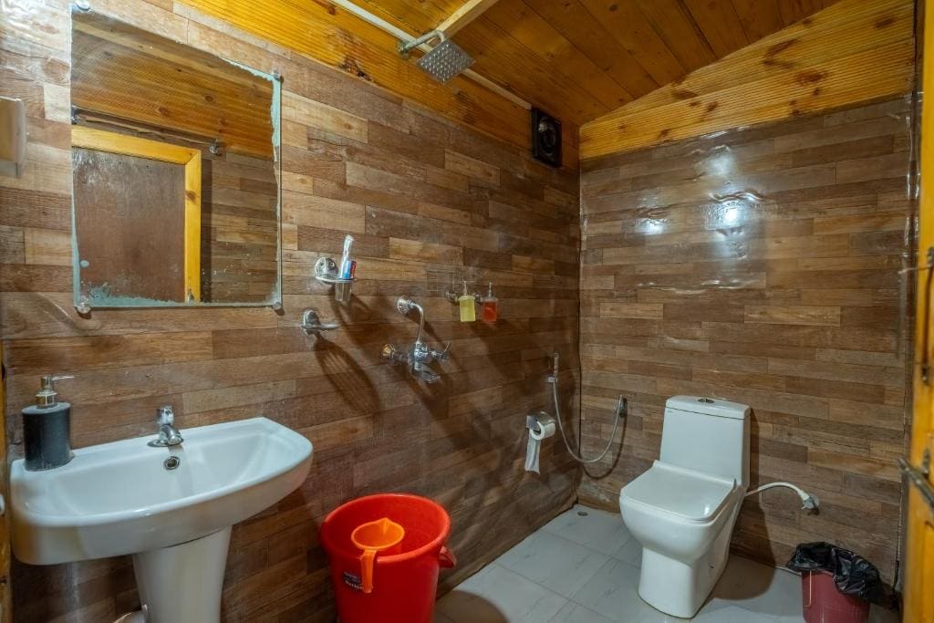 Deluxe Double Room with Side Sea View room - Image 2