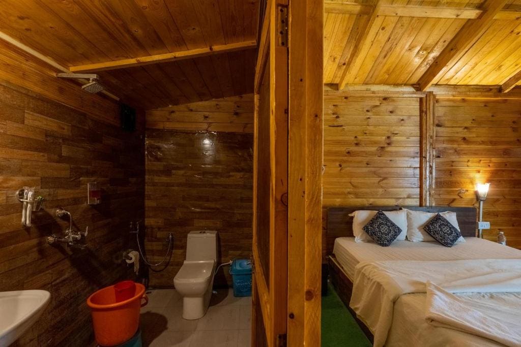 Deluxe Double Room with Balcony room - Image 3