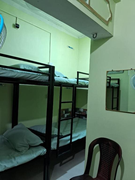 Single Bed in Dormitory Room room - Image 2