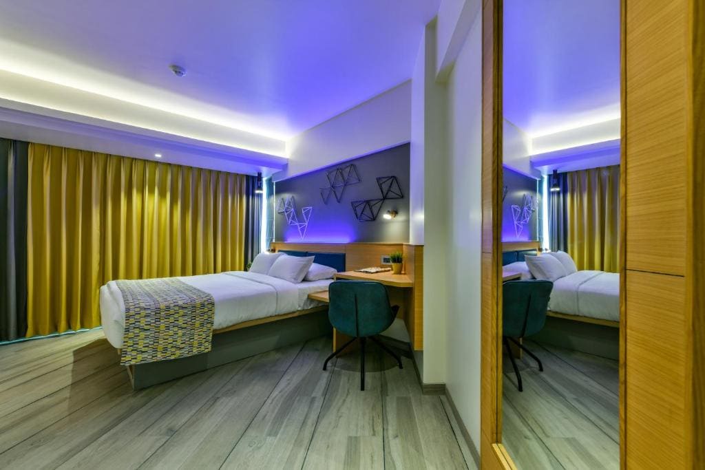 Urban Corner Room with Large Double Bed room - Image 2