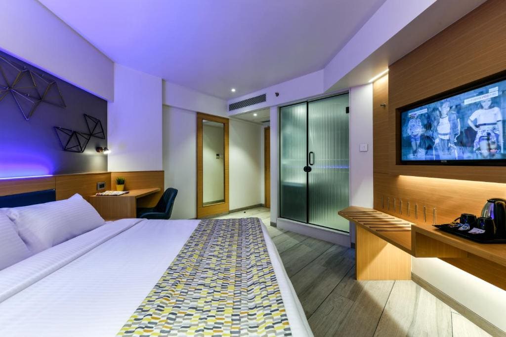 Urban Corner Room with Large Double Bed room - Image 1