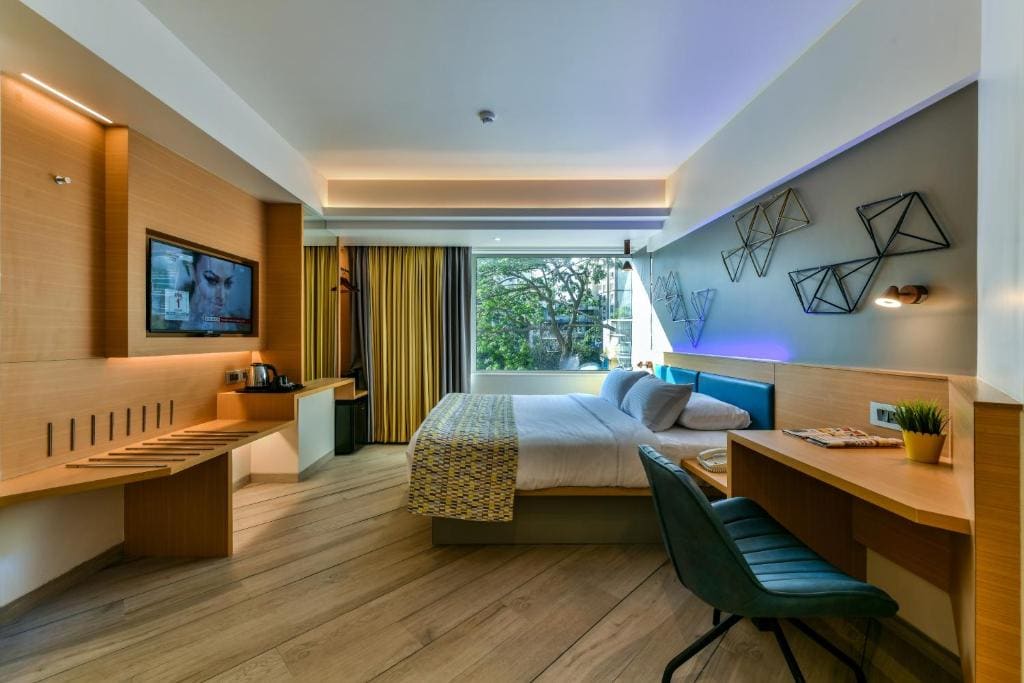 Urban Corner Room with Large Double Bed room - Image 3