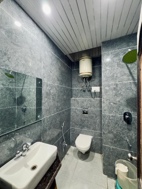 Family Room with Private Bathroom room - Image 2
