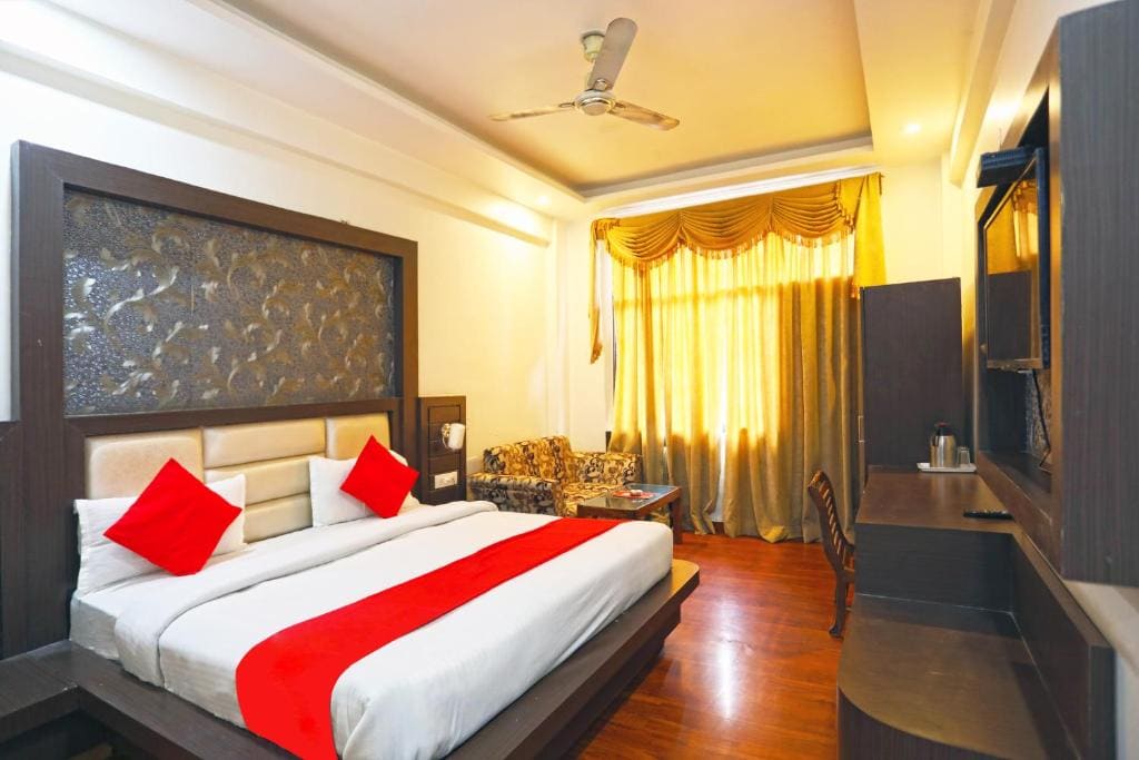 Deluxe Double Room with Balcony room - Image 3