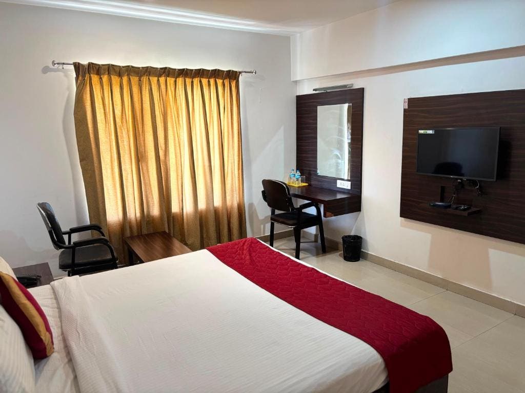 Double Room with Lake View room - Image 3