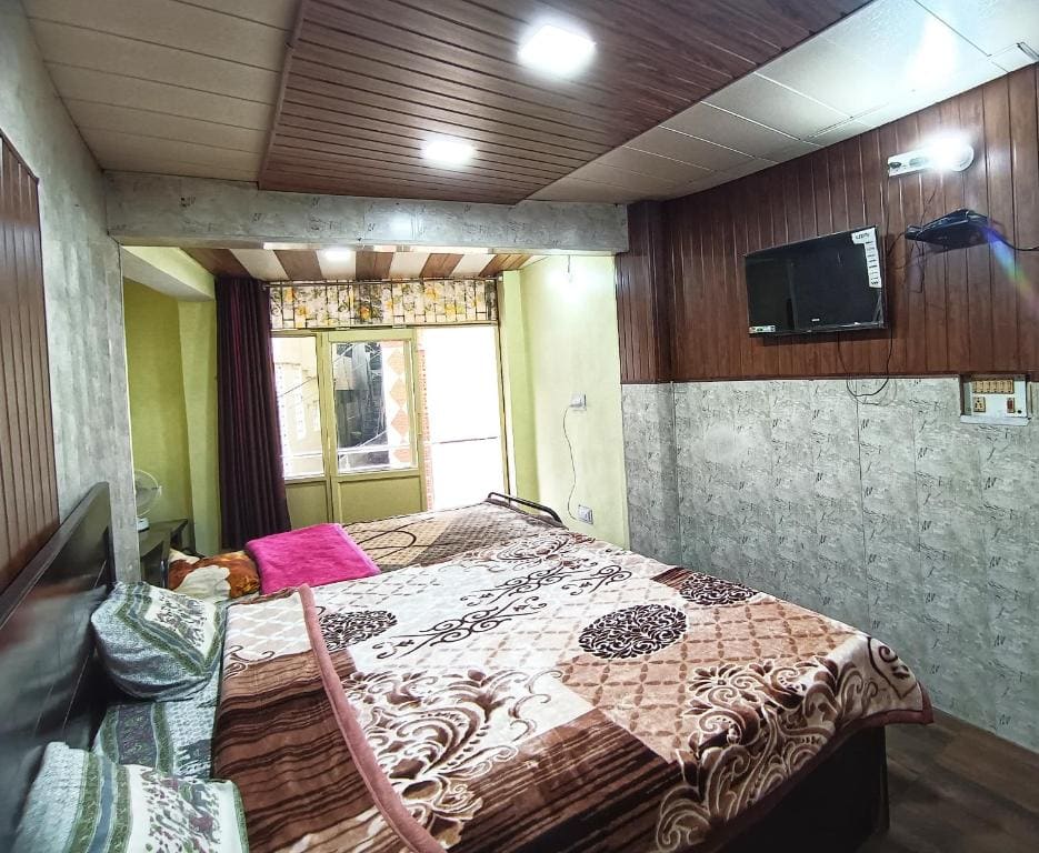 Family Room with Balcony room - Image 2