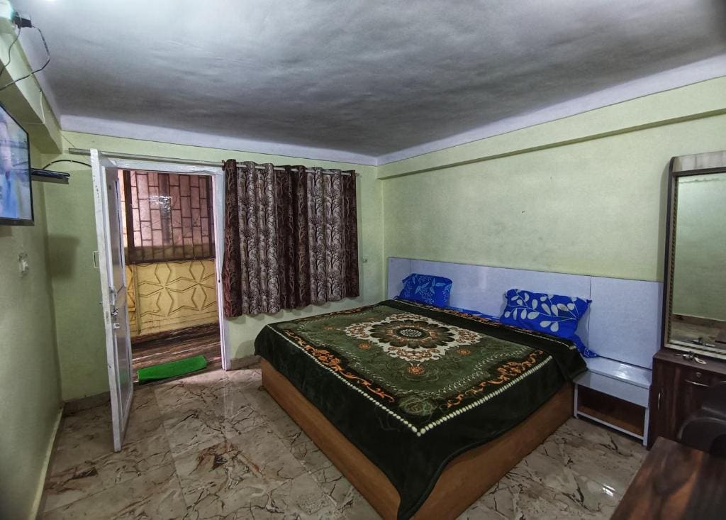 Family Room with Bathroom room - Image 3