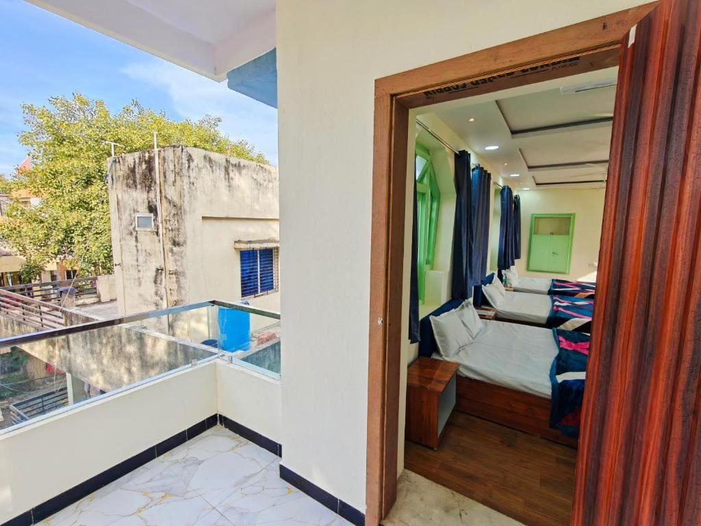 Family Room with Balcony room - Image 2