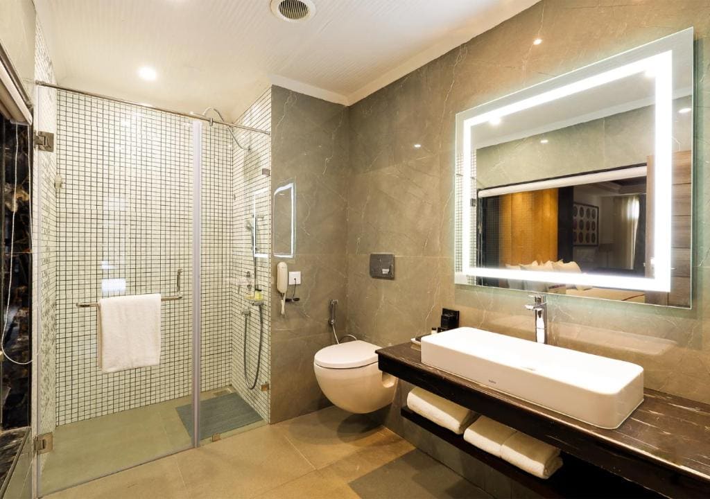 Executive Mountain View Suite with Private Balcony room - Image 3