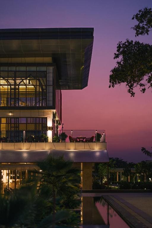Corner King Suite with Golf View – Club Lounge Access with complimentary evening local tea experience room - Image 3