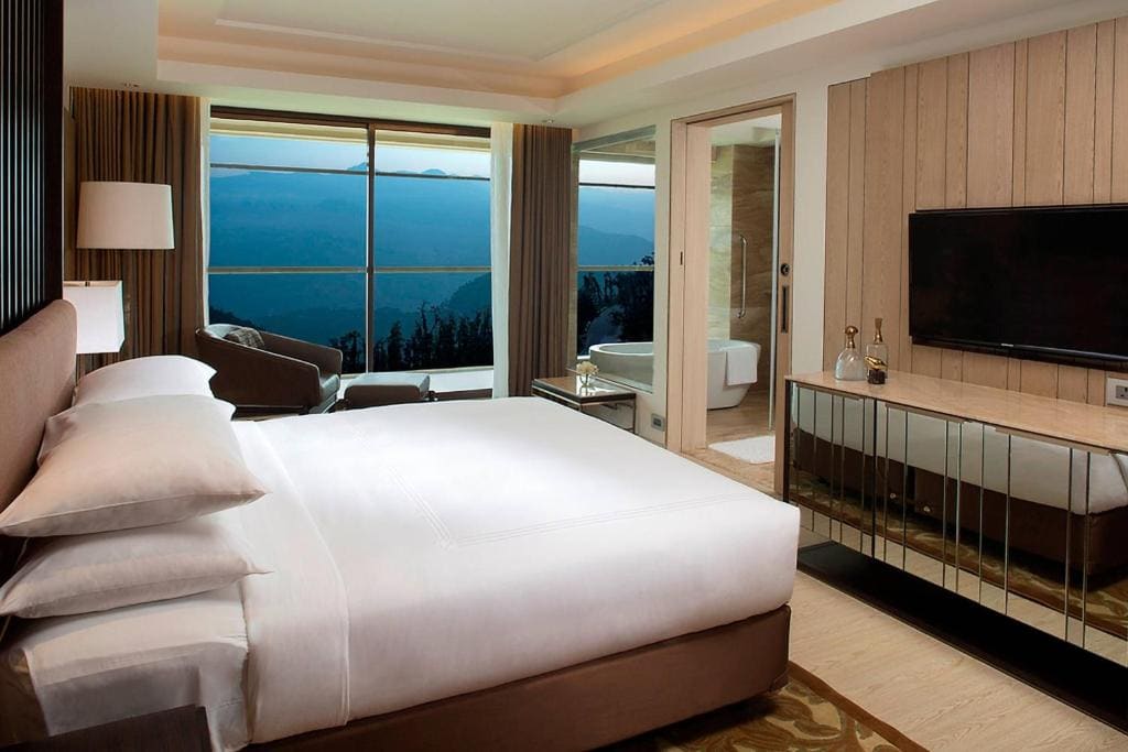 1 King Bed, Studio Suite - Enjoy INR 1,000 Signature Resort Credit per stay room - Image 1