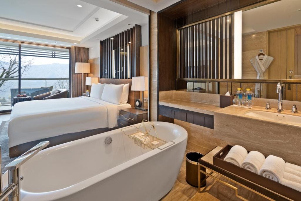 1 King Bed, Valley View, Guest Room - Enjoy INR 1,000 Signature Resort Credit per stay room - Image 2