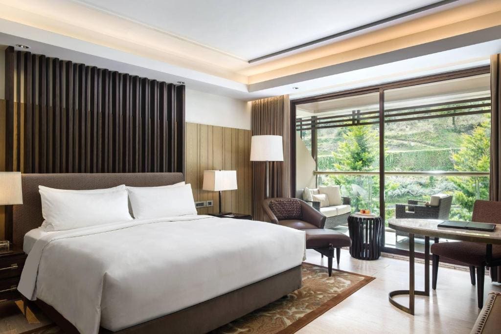 Deluxe King Balcony Room with Bathtub - Enjoy INR 1,000 Signature Resort Credit per stay room - Image 2