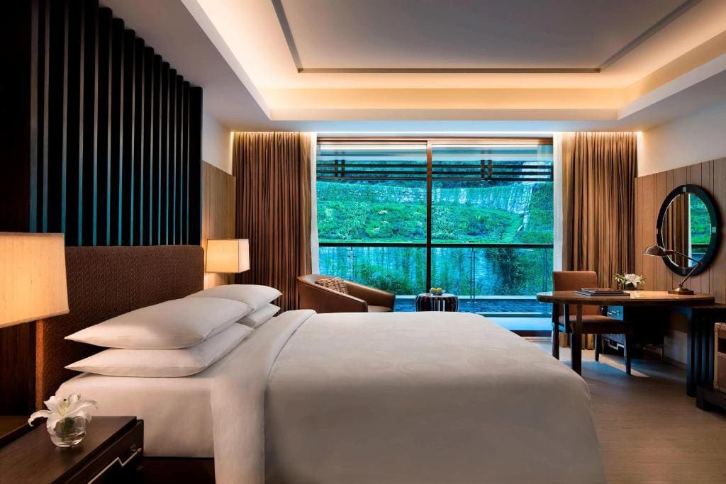 Deluxe King Balcony Room with Bathtub - Enjoy INR 1,000 Signature Resort Credit per stay room - Image 1