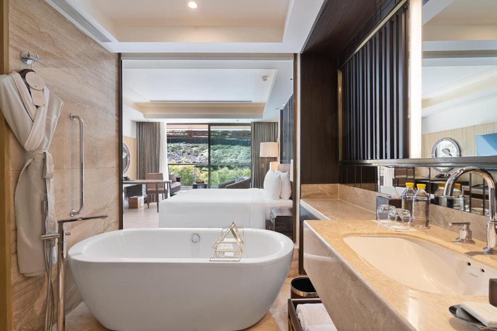 Deluxe King Balcony Room with Bathtub - Enjoy INR 1,000 Signature Resort Credit per stay room - Image 3
