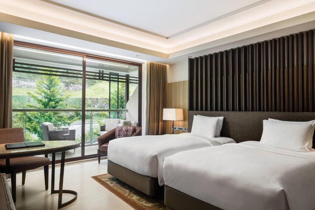 Deluxe Twin Balcony Room with Bathtub - Enjoy INR 1,000 Signature Resort Credit per stay room - Image 2
