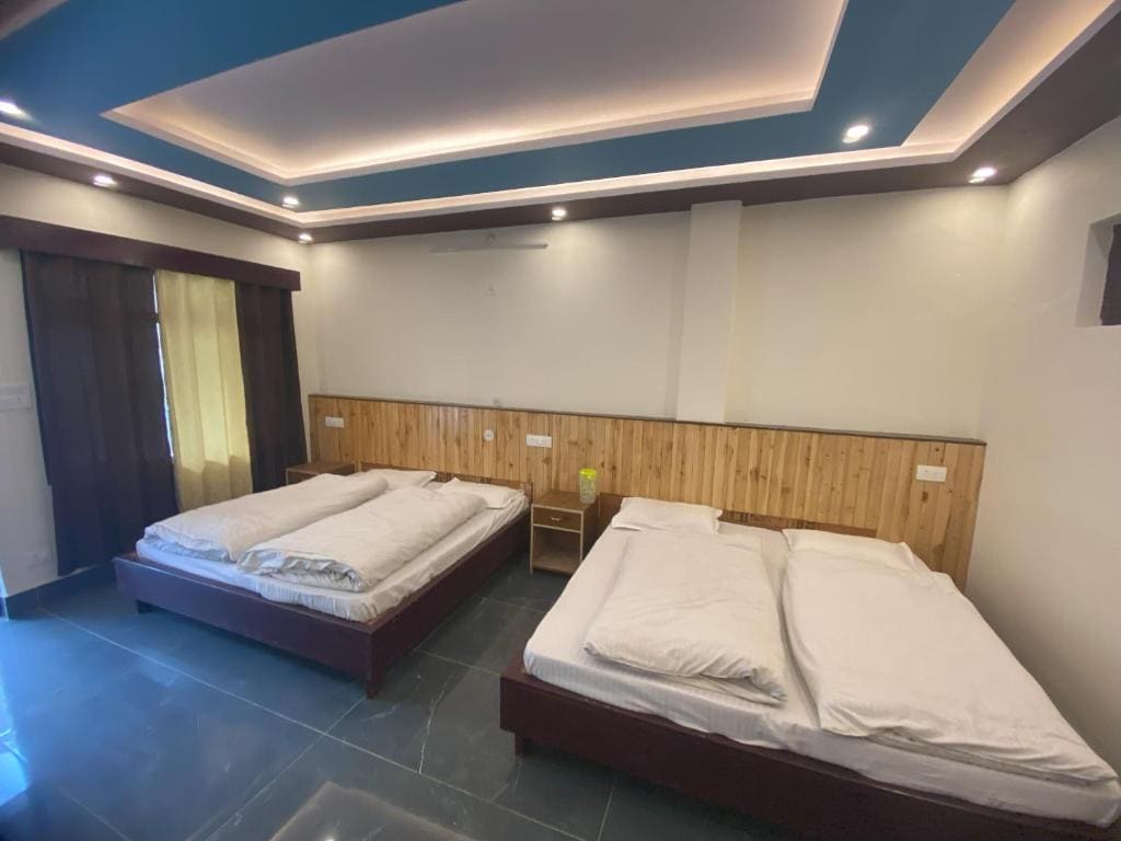 Deluxe Quadruple Room room - Image 1