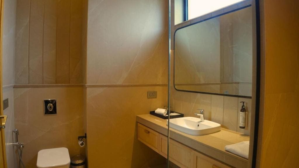 Deluxe Double Room with Balcony room - Image 3