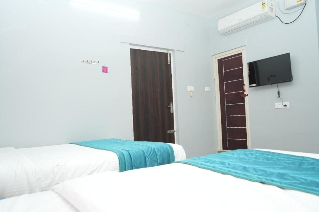 Family Room room - Image 3