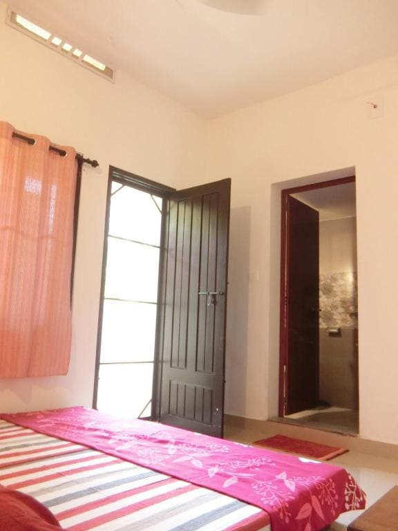 Twin Room with Bathroom room - Image 2