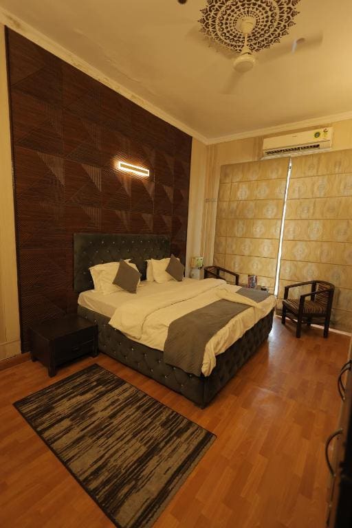 Double Room with Balcony room - Image 2