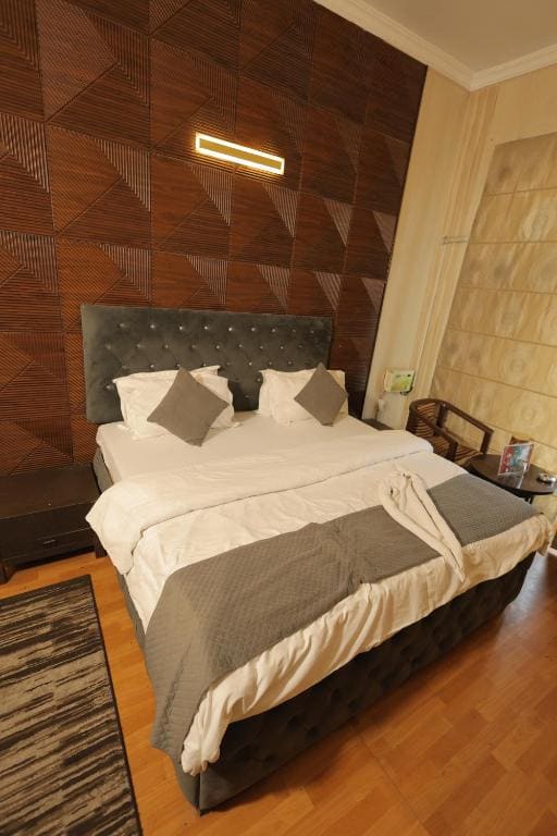 Double Room with Balcony room - Image 3