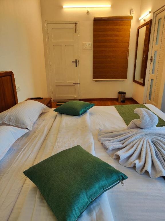 Double Room with Pool View room - Image 1