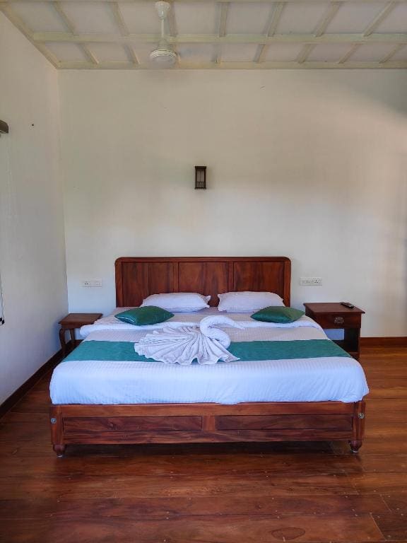 Double Room with Pool View room - Image 3